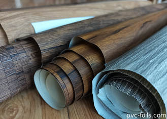 Σκοτεινή ταινία περιτύλιξης PVC με κόκκους ξύλου καρυδιού για την ανανέωση της κάλυψης του ντουλαπιού