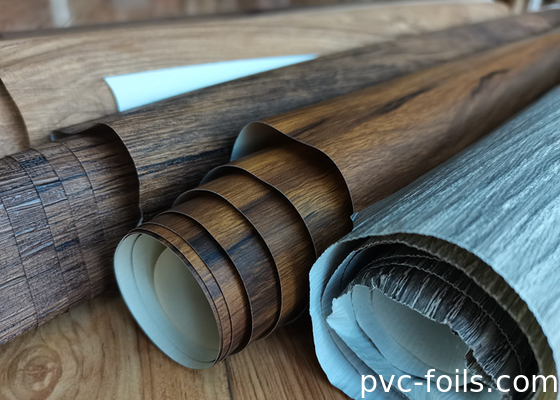 Σκοτεινή ταινία περιτύλιξης PVC με κόκκους ξύλου καρυδιού για την ανανέωση της κάλυψης του ντουλαπιού
